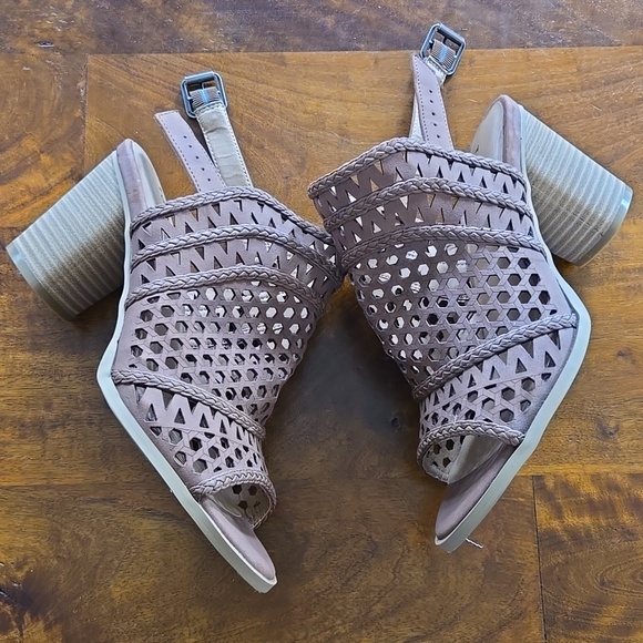 NWOT Torrid Tan Cutout Block Heel Sandals Size 7.5 Wide - Picture 3 of 11